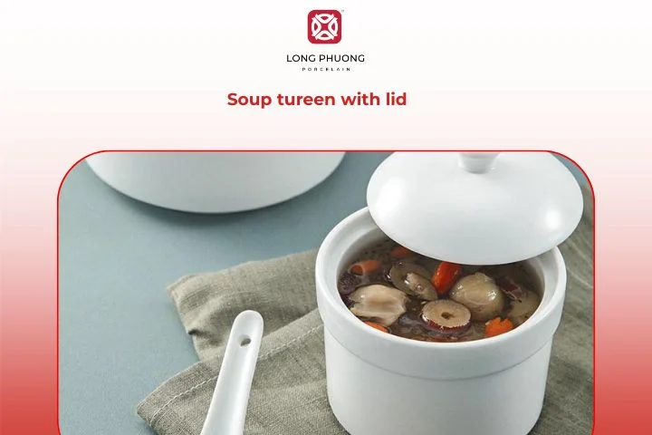 Soup Tureen with Lid – Deep porcelain serving dish with lid, ideal for soups and shared hot meals.
